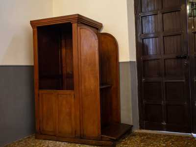 E alla destra della porta di ingresso � presente il confessionale originale in legno